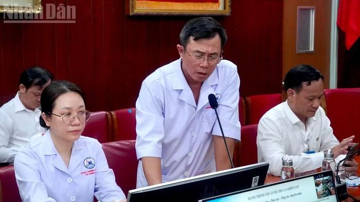Đại diện ê-kíp ghép gan cung cấp thông tin. (Ảnh: KHANG ANH)