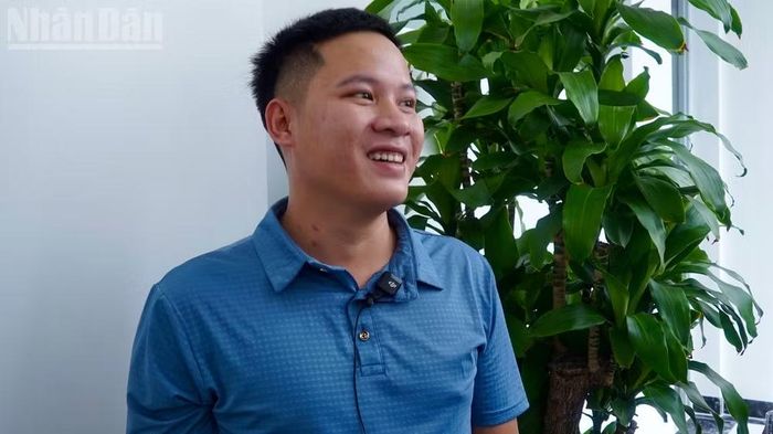 Anh N.N.T (người hiến gan) vui mừng khi anh trai đã qua cơn nguy kịch. (Ảnh: KHANG ANH)