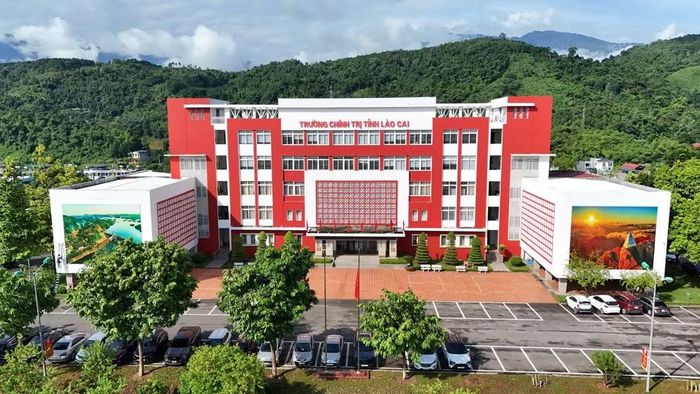 Trường chính trị tỉnh Lào Cai được xây dựng khang trang, hiện đại. (Ảnh: Thành Tâm)