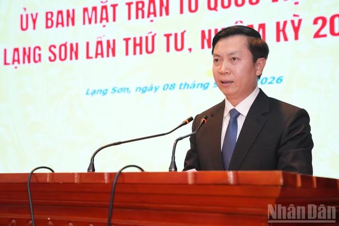 Đồng chí Nguyễn Hoàng Tùng, Ủy viên Ban Thường vụ Tỉnh ủy, Phó Chủ tịch Thường trực Ủy ban Mặt trận Tổ quốc Việt Nam tỉnh Lạng Sơn công bố Nghị quyết của Tỉnh ủy Lạng Sơn. (Ảnh: QUỐC ĐẠT)