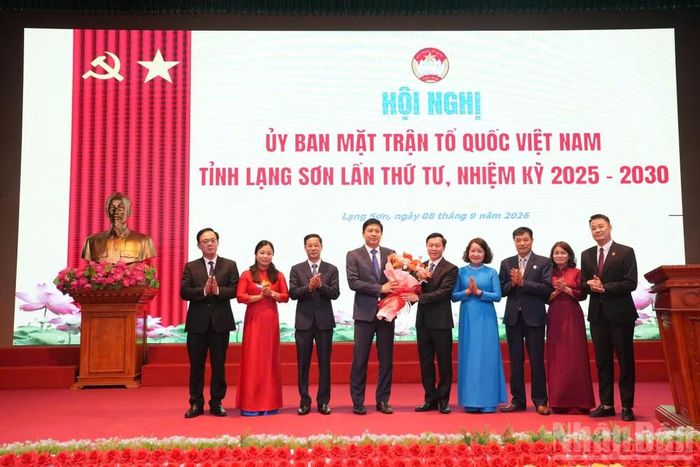 Các đồng chí trong Ban Thường trực, Ủy ban Mặt trận Tổ quốc Việt Nam tỉnh Lạng Sơn chúc mừng Tân Chủ tịch Ủy ban Mặt trận Tổ quốc Việt Nam tỉnh. (Ảnh: QUỐC ĐẠT)
