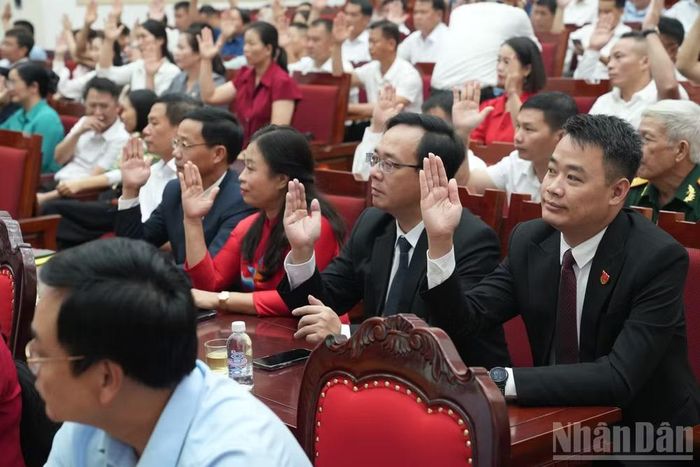 Các đại biểu hiệp thương bằng hình thức giơ tay. (Ảnh: QUỐC ĐẠT)