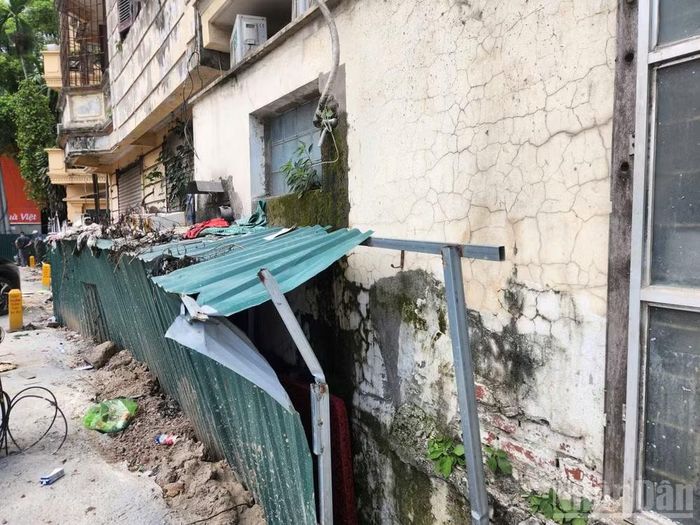 Phần đất còn lại sau khi giải tỏa được các chủ hộ quây tôn lại.