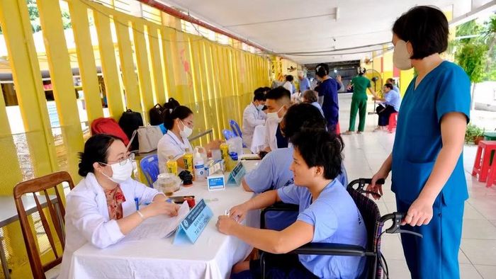 Khám sức khỏe tại Trung tâm điều dưỡng người bệnh tâm thần Thủ Đức. (Ảnh: Bệnh viện cung cấp)