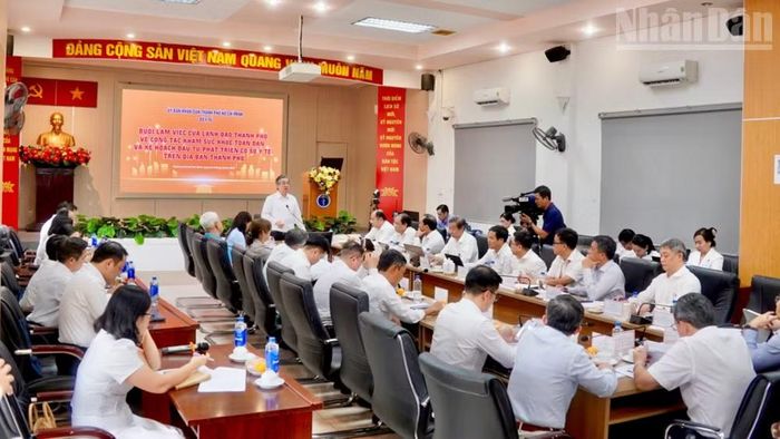 Lãnh đạo Thành ủy Thành phố Hồ Chí Minh chủ trì một cuộc họp về triển khai công tác khám sức khỏe toàn dân. (Ảnh: KHANG ANH)