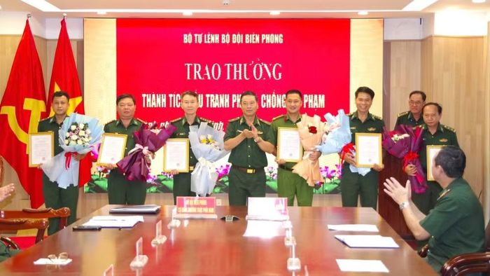 Các đơn vị nhận khen thưởng từ Bộ Tư lệnh Bộ đội Biên phòng. (Ảnh: LÊ KHOA)