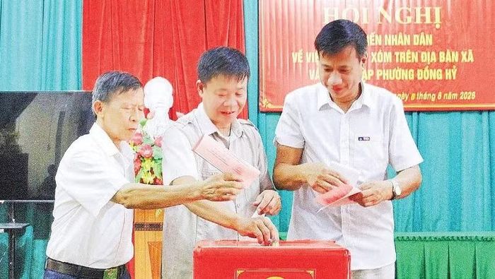 Xã Đồng Hỷ lấy ý kiến người dân xóm Đồng Đình về phương án sáp nhập xóm và tên mới, tháng 8/2026.(Ảnh THẾ BÌNH)