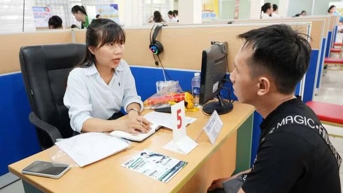 Đại diện doanh nghiệp (bên trái) phỏng vấn tuyển dụng người lao động ngay sau lễ khai mạc.