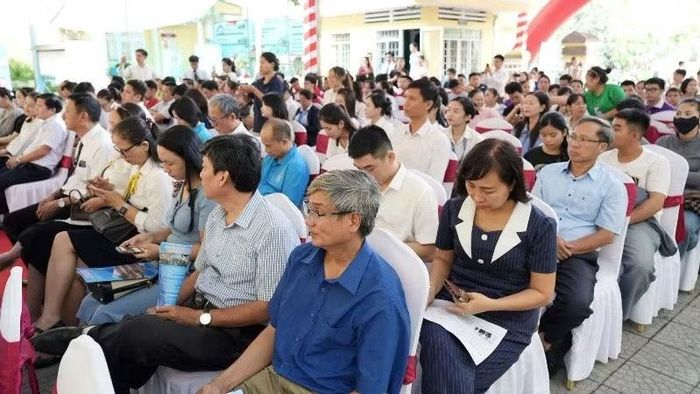 Đại diện lãnh đạo các sở, ban, ngành, doanh nghiệp, các cơ sở đào tạo và đông đảo học sinh, sinh viên, người lao động tham dự chương trình.