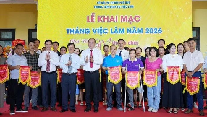 Phó Chủ tịch Ủy ban nhân dân thành phố Nguyễn Văn Mạnh trao cờ lưu niệm tặng các đơn vị tham gia chương trình.