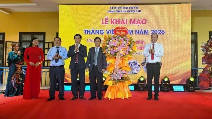 Lãnh đạo Ủy ban nhân dân thành phố Huế tặng hoa chúc mừng Ban tổ chức tại lễ khai mạc.