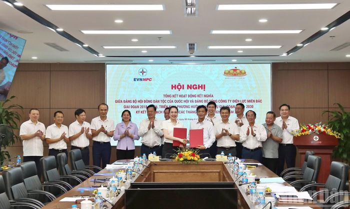  Tại hội nghị, đồng chí Lâm Văn Mẫn và đồng chí Đỗ Nguyệt Ánh đã ký kết kế hoạch phối hợp các tháng cuối năm 2026 và năm 2027. 