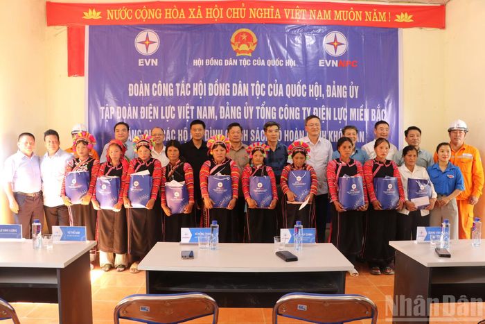 Đoàn công tác Đảng bộ Hội đồng Dân tộc của Quốc hội và Đảng bộ Tổng công ty Điện lực miền Bắc đến thăm và trao quà cho các hộ nghèo tại bản Đầu Nậm Xả, xã Bum Tở. (Ảnh: AN NGUYÊN)