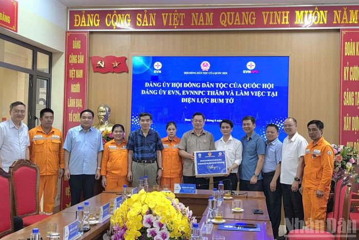 Đảng bộ Hội đồng Dân tộc của Quốc hội và Đảng bộ Tổng công ty Điện lực miền Bắc thăm và làm việc tại Điện lực Bum Tở, Lai Châu. (Ảnh: AN NGUYÊN)