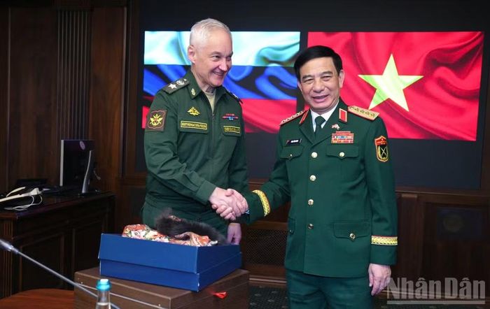 Đại tướng Phan Văn Giang và Bộ trưởng Quốc phòng Liên bang Nga Andrey Belousov. (Ảnh: THU TRANG)
