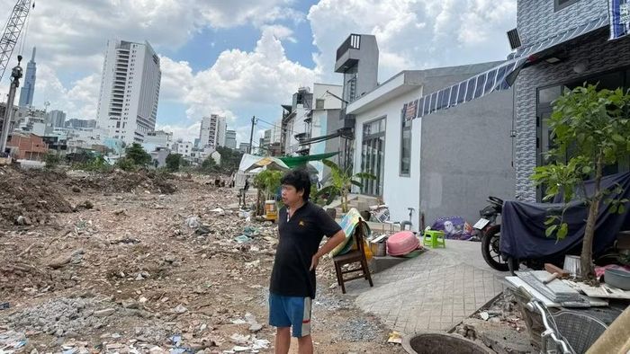 Những căn nhà "dị hình", diện tích rất nhỏ đang "nở rộ" dọc hai bên tuyến rạch Xuyên Tâm. (Ảnh: VÕ LÊ)
