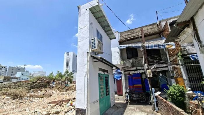 Căn nhà siêu mỏng, diện tích chỉ hơn 2m² nằm đối diện rạch Xuyên Tâm, phường Gia Định. (Ảnh: VÕ LÊ)