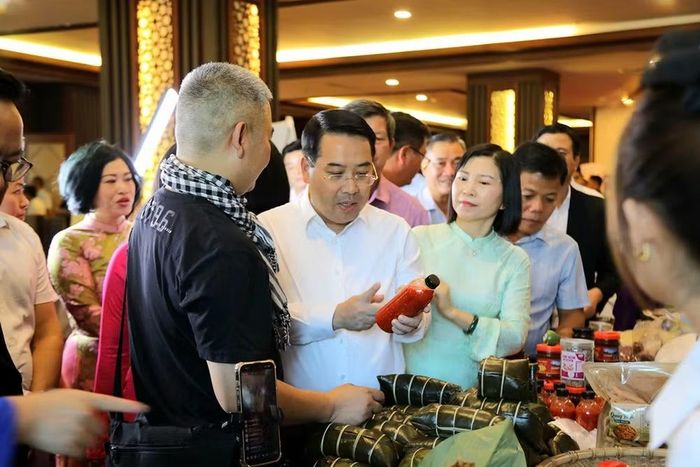 Các đại biểu tham quan gian trưng bày sản phẩm của doanh nhân trẻ Lào Cai bên lề Diễn đàn. (Ảnh: Trung ương Hội Doanh nhân trẻ Việt Nam cung cấp)