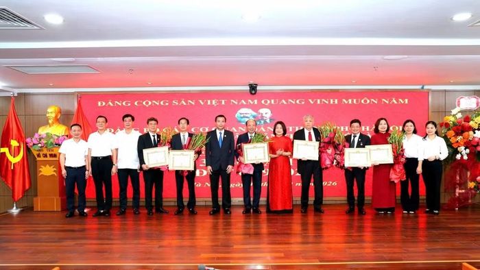 Các đồng chí được trao Huy hiệu 35 năm và 30 năm tuổi Đảng. (Ảnh: MH)