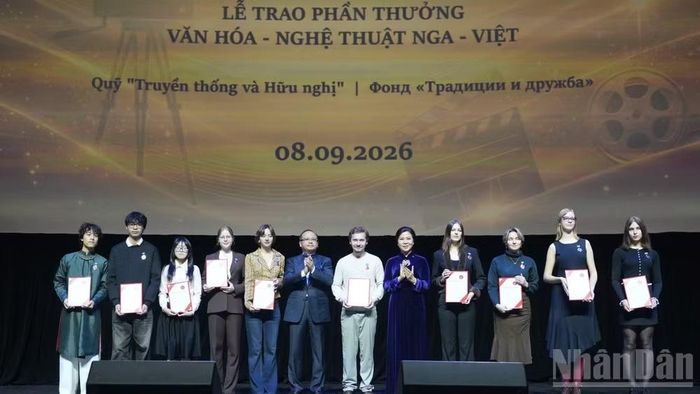 Trao phần thưởng tặng các sinh viên xuất sắc. (Ảnh: THANH THỂ)