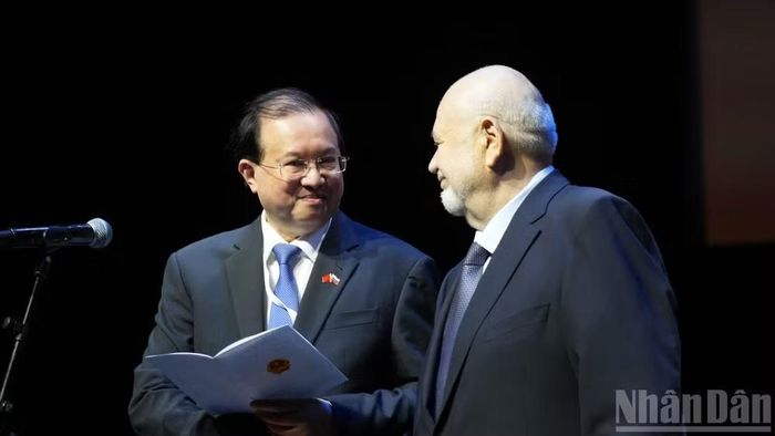Thứ trưởng Tạ Quang Đông và Hiệu trưởng VGIK Vladimir Malyshev. (Ảnh: THANH THỂ)