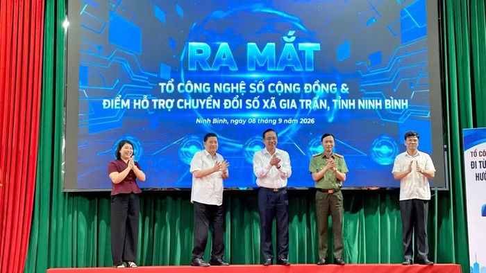 Các đại biểu thực hiện nghi thức kích hoạt ra mắt điểm hỗ trợ chuyển đổi số. (Ảnh: YẾN TRINH)