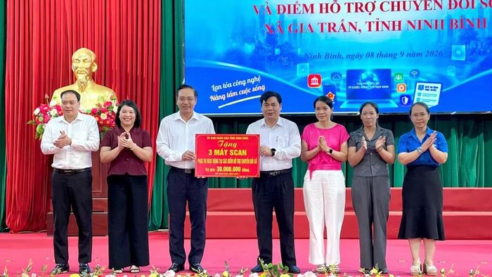 Lãnh đạo tỉnh Ninh Bình tặng quà cho 3 điểm hỗ trợ chuyển đổi số. (Ảnh: YẾN TRINH)