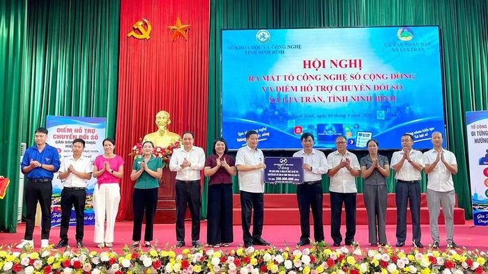 Tập đoàn Kinh tế Xuân Thành trao tặng các thiết bị hỗ trợ chuyển đổi số đến các thôn trên địa bàn xã.