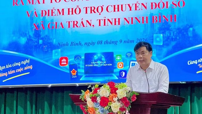 Đồng chí Đinh Văn Phụng, Phó Bí thư Đảng ủy, Chủ tịch Ủy ban nhân dân xã Gia Trấn phát biểu tại hội nghị. (Ảnh: YẾN TRINH)