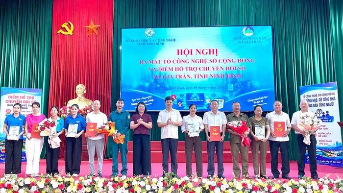 Lãnh đạo Sở Khoa học và Công nghệ tỉnh, lãnh đạo xã Gia Trấn trao Quyết định, tặng hoa và cẩm nang chuyển đổi số cho các tổ công nghệ số cộng đồng. (Ảnh: YẾN TRINH)