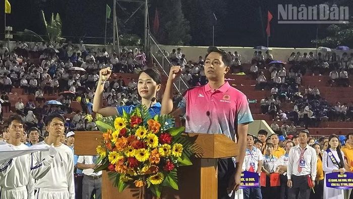 Đại diện vận động viên đọc Lời tuyên thệ. (Ảnh: PHÚC THẮNG)
