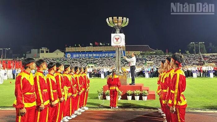 Đồng chí Thái Đại Ngọc, Ủy viên Trung ương Đảng, Bí thư Tỉnh ủy thắp ngọn lửa thiêng khai mạc Đại hội Thể dục thể thao tỉnh Gia Lai lần thứ I năm 2026. (Ảnh: PHÚC THẮNG)