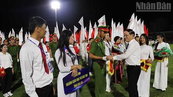 Đồng chí Phạm Anh Tuấn tặng cờ lưu niệm cho các đoàn vận động viên tham gia Đại hội. (Ảnh: PHÚC THẮNG)