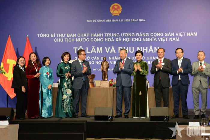 Tổng Bí thư, Chủ tịch nước Tô Lâm cùng phu nhân và các đại biểu tại buổi gặp mặt.