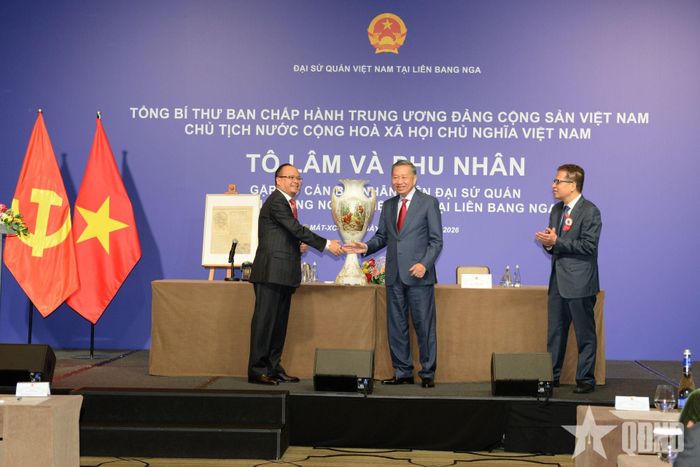 Đại diện Đại sứ quán và cộng đồng người Việt Nam tại Liên bang Nga trao quà lưu niệm tặng Tổng Bí thư, Chủ tịch nước Tô Lâm. 