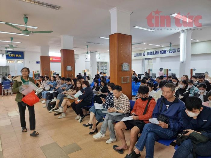 Người lao động chờ làm thủ tục hưởng trợ cấp thất nghiệp tại Trung tâm Dịch vụ việc làm Hà Nội. Ảnh: baotintuc.vn