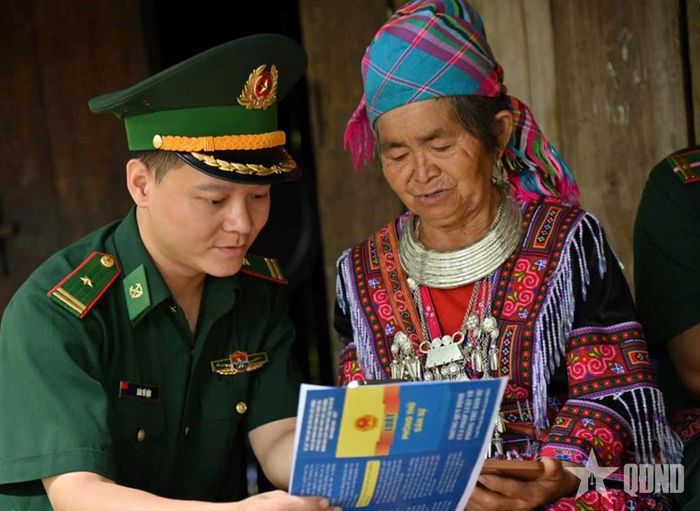 Bộ đội Biên phòng tỉnh Lai Châu tuyên truyền, hướng dẫn người dân thực hiện chuyển đổi số. Ảnh: ĐỨC DUẨN