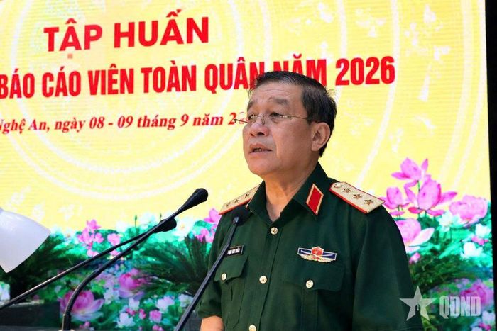 Thượng tướng Trương Thiên Tô, Ủy viên Trung ương Đảng, Phó chủ nhiệm Tổng cục Chính trị phát biểu chỉ đạo lớp tập huấn. 