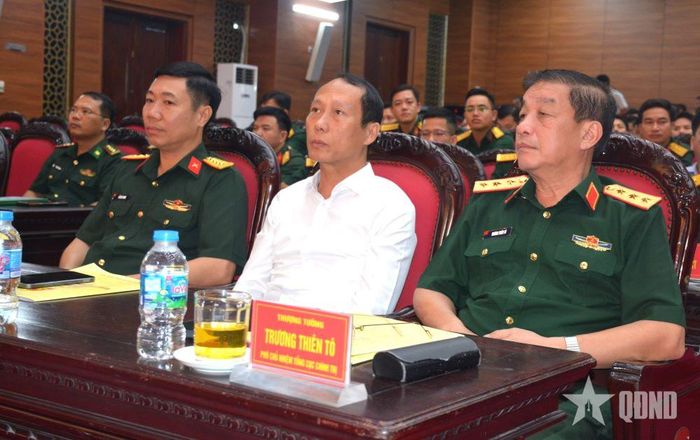  Thượng tướng Trương Thiên Tô, Ủy viên Trung ương Đảng, Phó chủ nhiệm Tổng cục Chính trị dự, chỉ đạo tập huấn.  