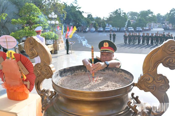 Thượng tướng Lê Quang Minh dâng hương tưởng nhớ các anh hùng liệt sĩ.