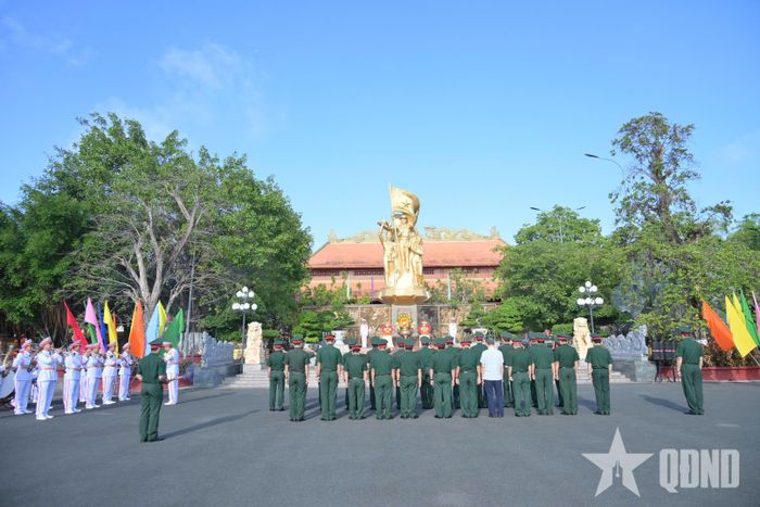 Quang cảnh lễ dâng hoa, dâng hương tại Tượng đài Chiến thắng Quân khu 9.