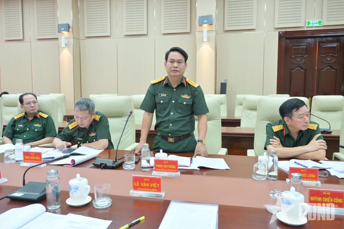 Thành viên đoàn kiểm tra phát biểu.