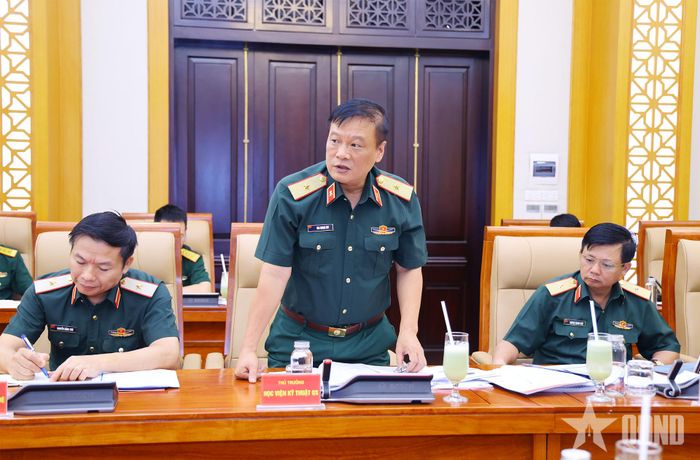Các đại biểu đề xuất phương án nghiên cứu, chế tạo xe tăng chủ lực tại hội nghị.