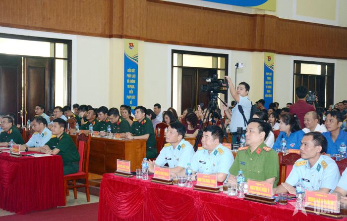 Các đại biểu dự chương trình.