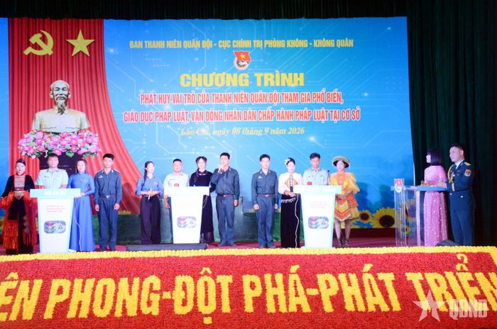 Phần thi tìm hiểu pháp luật diễn ra sôi nổi, hấp dẫn tại chương trình.