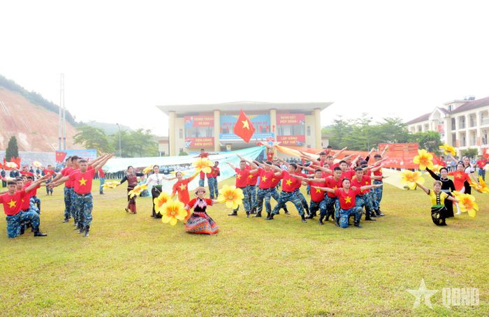 Tiết mục dân vũ do đoàn viên, thanh niên Trung đoàn 921 phối hợp với đoàn viên, thanh niên địa phương biểu diễn chào mừng chương trình.