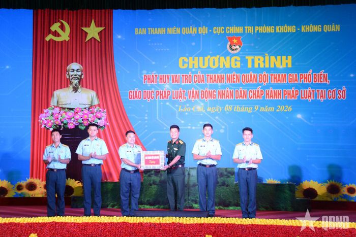 Đại diện Ban Thanh niên Quân đội trao quà tặng Đoàn cơ sở Trung đoàn 921.
