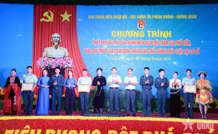 Lãnh đạo, chỉ huy Trung đoàn 921 trao thưởng tặng các đội thi.
