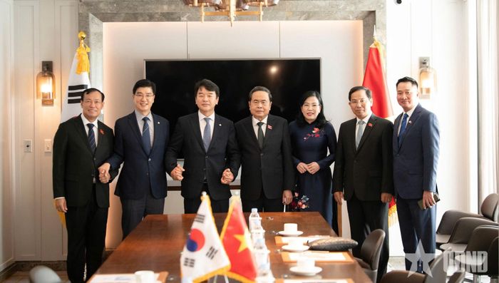 Chủ tịch Quốc hội Trần Thanh Mẫn và Chủ tịch Nhóm Nghị sĩ hữu nghị Hàn Quốc - Việt Nam Moon Jin Seok cùng các đại biểu.