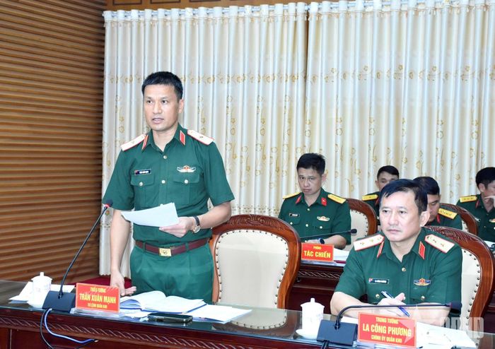 Thiếu tướng Trần Xuân Mạnh, Tư lệnh Quân khu 1 trình bày báo cáo tại buổi làm việc.
